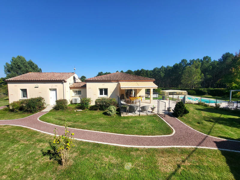 Maison - 205 m² - 7 pièces