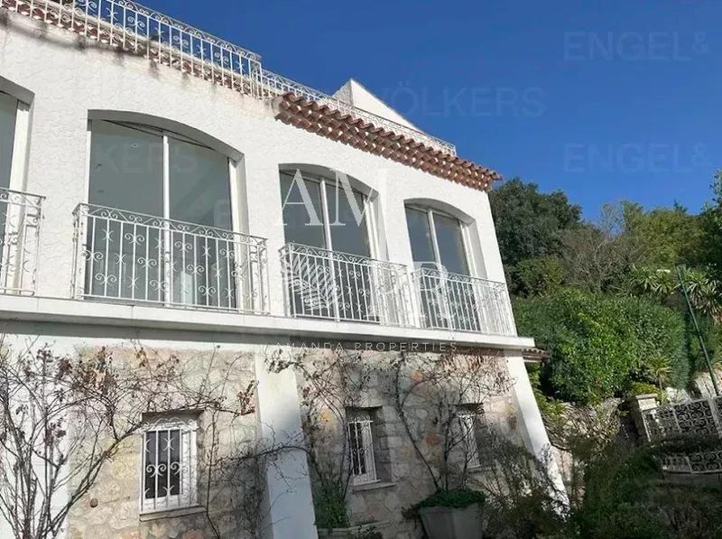Maison - 237 m² - 7 pièces