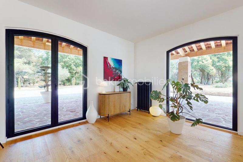 Propriété - 310 m² - 9 pièces