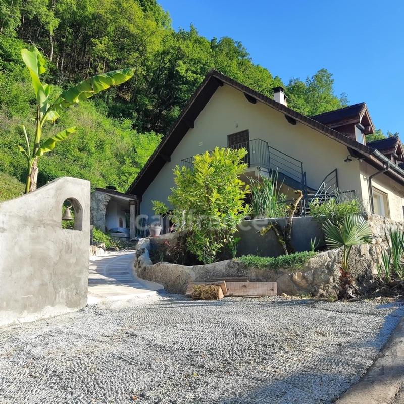 Maison - 290 m² - 11 pièces