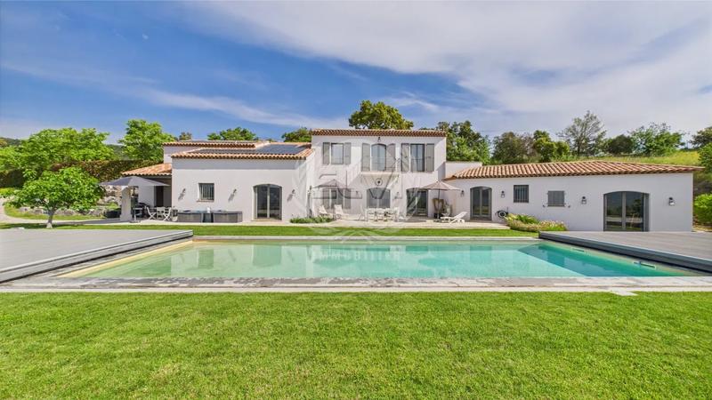 Maison - 250 m² - 8 pièces