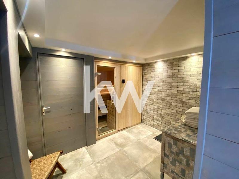 Maison - 223 m² - 8 pièces