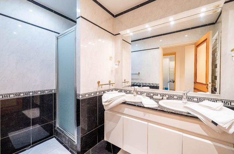 Villa - 270 m² - 6 pièces