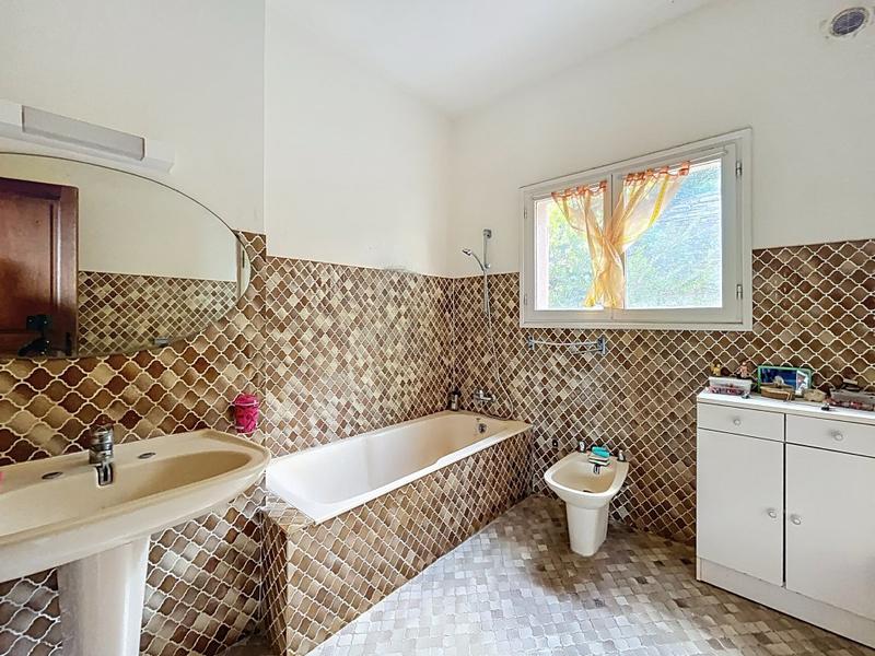 Propriété - 235 m² - 12 pièces