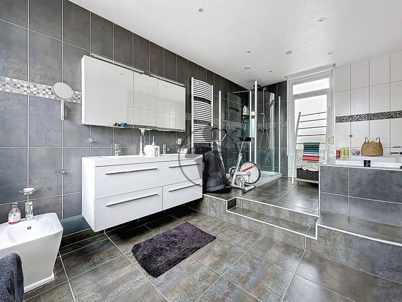 Maison - 280 m² - 9 pièces