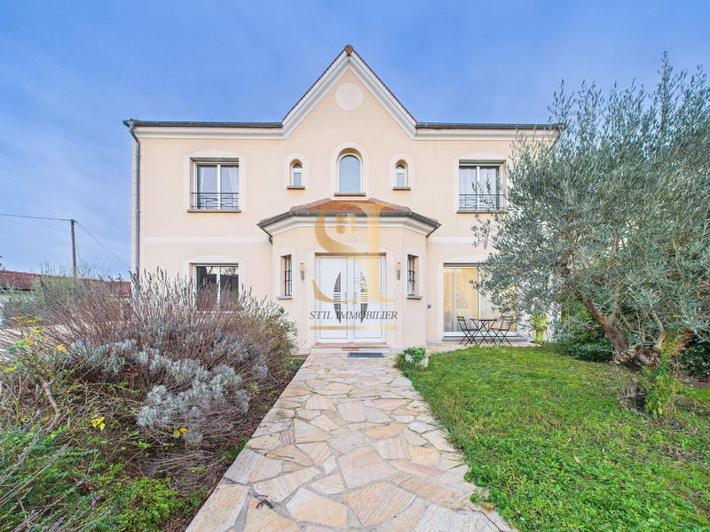 Maison - 211 m² - 9 pièces