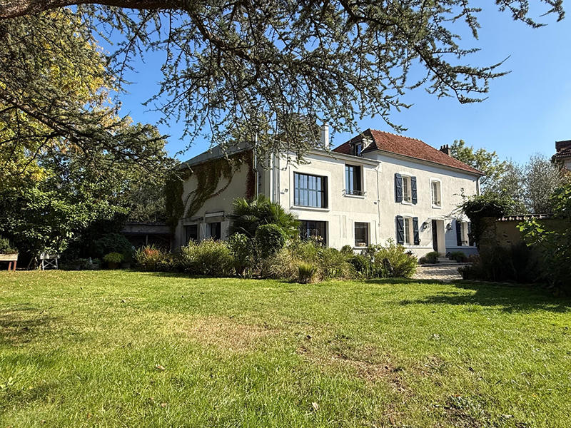 Maison - 250 m² - 8 pièces