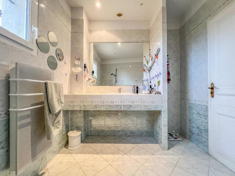 Villa - 328 m² - 10 pièces