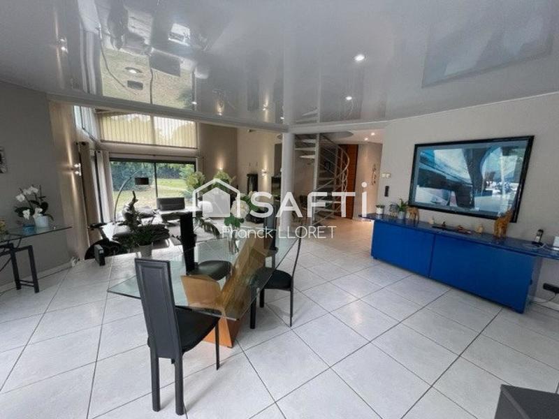 Maison - 300 m² - 11 pièces