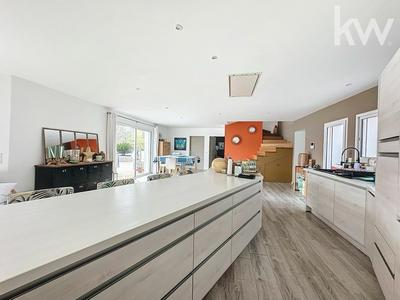 Maison - 220 m² - 6 pièces