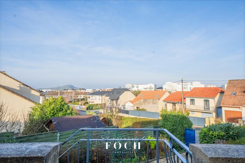 Maison traditionnelle - 220 m² - 8 pièces