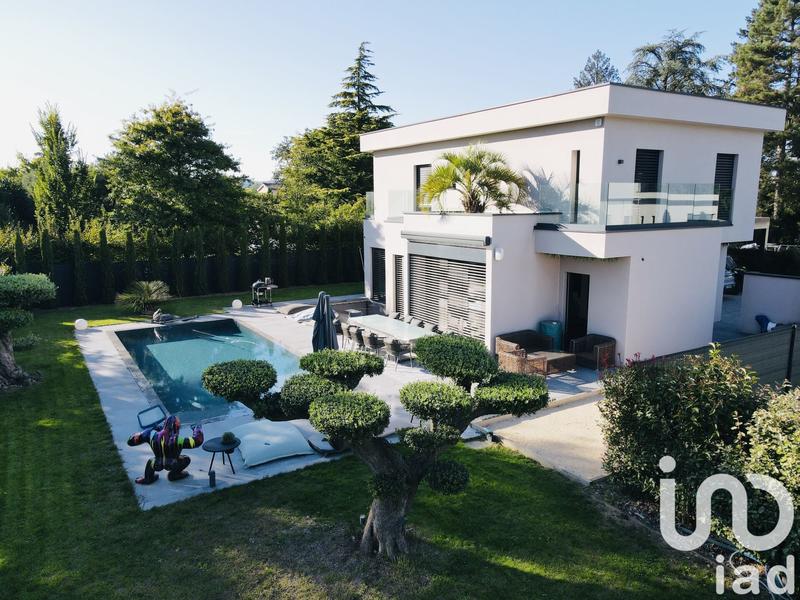 Maison - 240 m² - 8 pièces