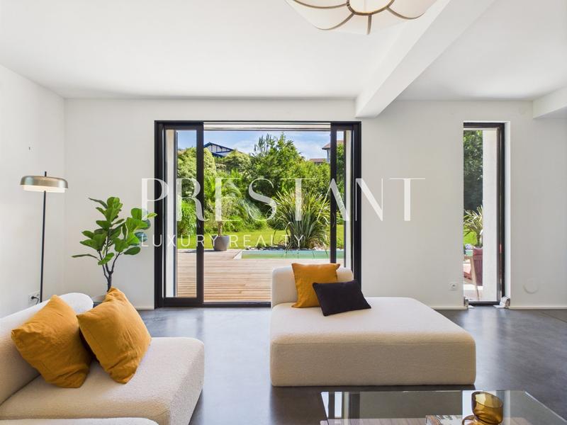 Maison - 310 m² - 11 pièces