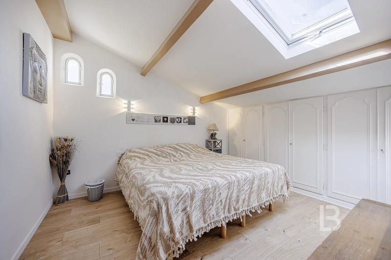 Maison - 240 m² - 8 pièces