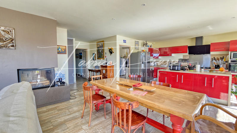 Propriété - 195 m² - 6 pièces