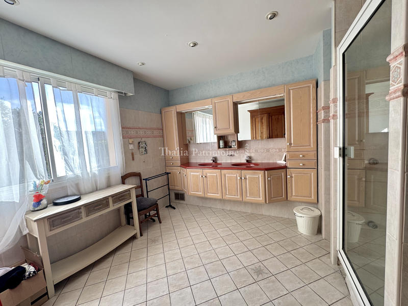 Maison - 235 m² - 7 pièces