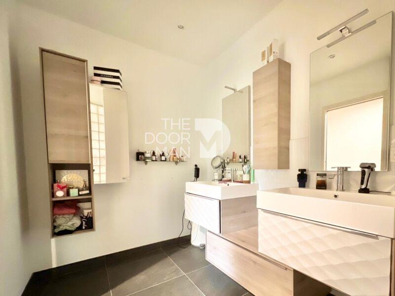 Maison - 239 m² - 7 pièces