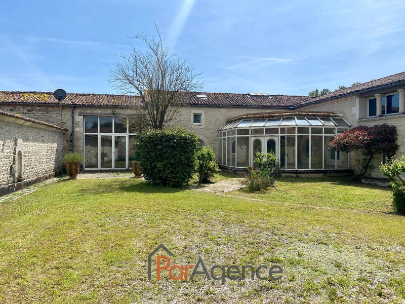 Propriété - 654 m² - 14 pièces