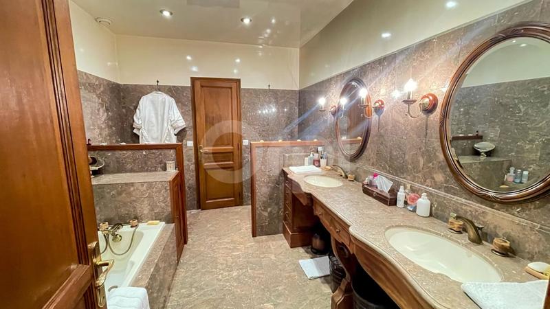 Maison en pierre - 323 m² - 10 pièces