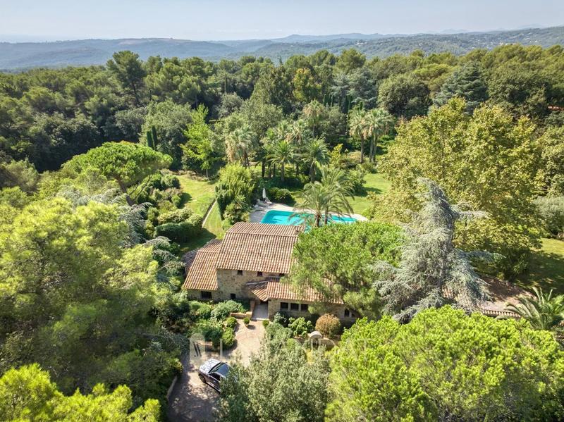 Villa - 460 m² - 9 pièces