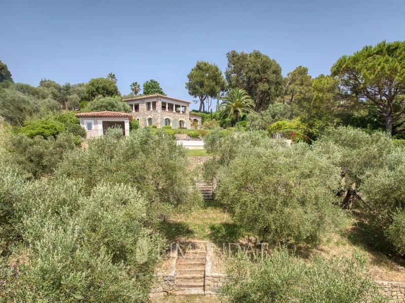 Propriété - 230 m² - 6 pièces