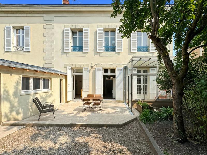 Maison - 220 m² - 8 pièces