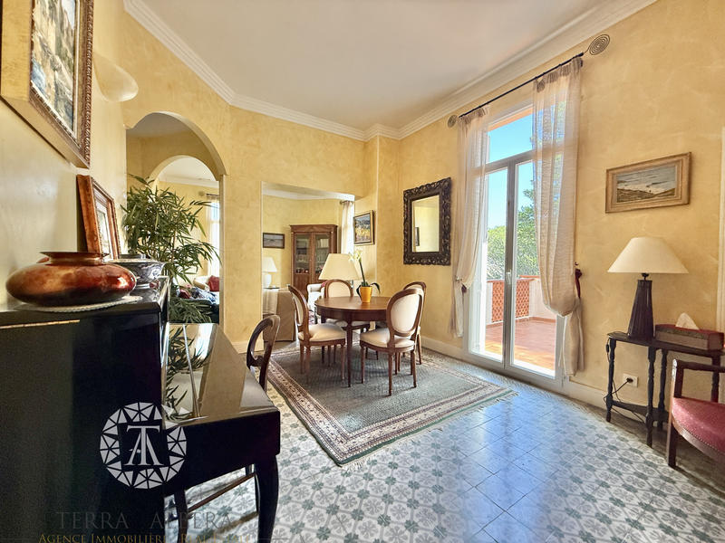 Villa - 219 m² - 10 pièces