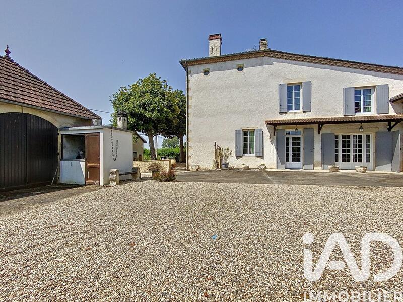Maison - 267 m² - 9 pièces