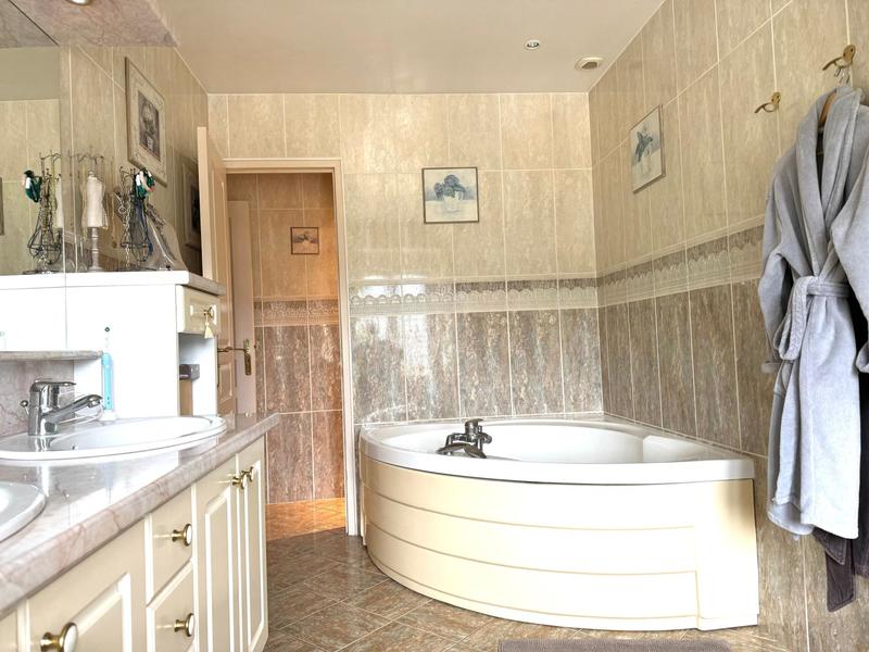 Maison - 248 m² - 9 pièces