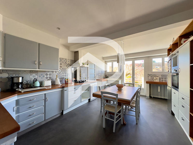 Maison - 210 m² - 7 pièces