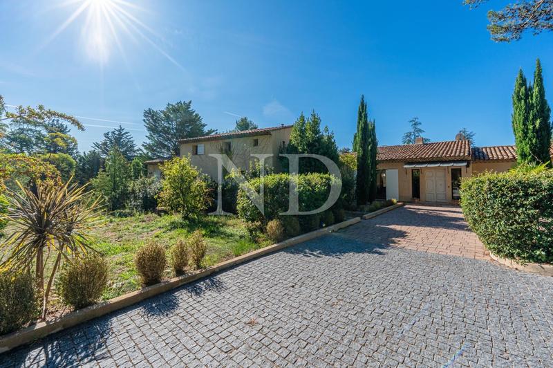 Maison - 455 m² - 12 pièces