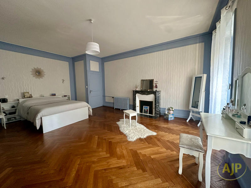 Maison - 220 m² - 7 pièces