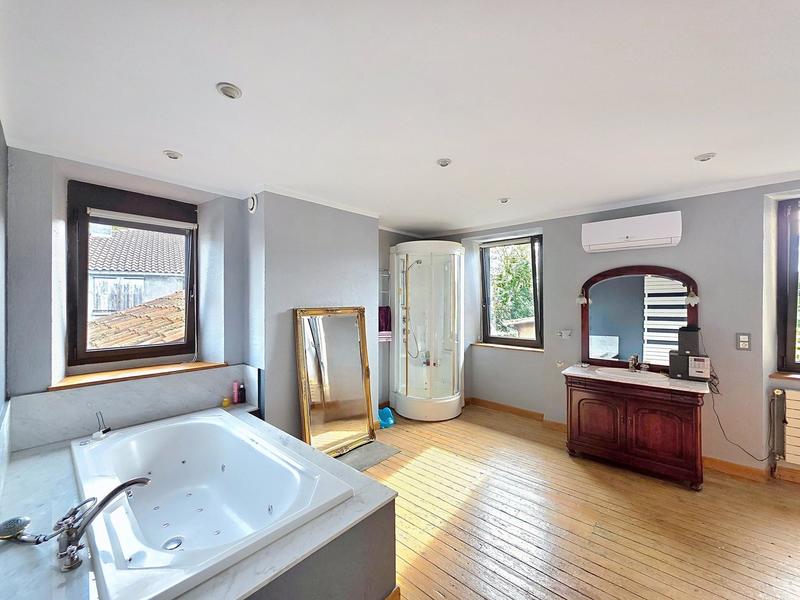 Maison - 246 m² - 10 pièces