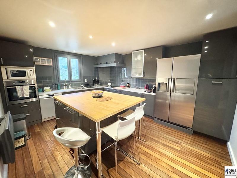 Maison - 225 m² - 10 pièces