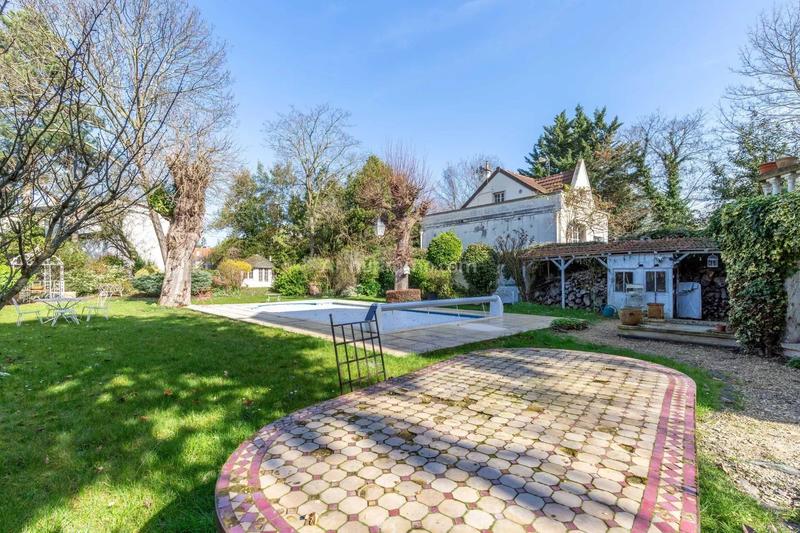 Maison - 954 m² - 10 pièces