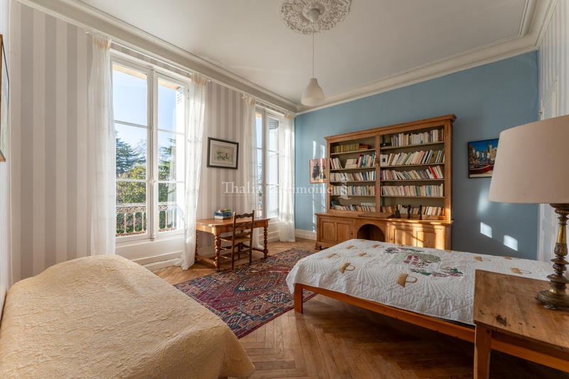 Propriété - 250 m² - 8 pièces