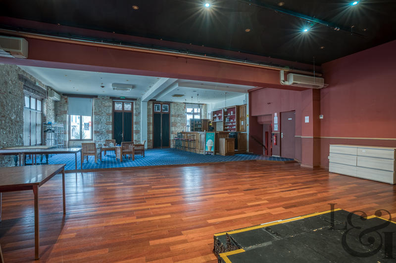 Maison - 597 m² - 12 pièces