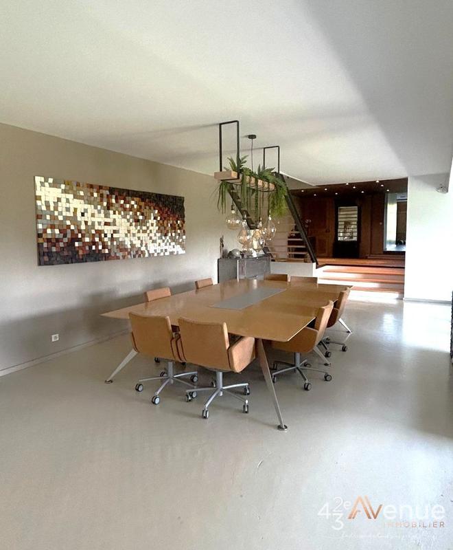 Maison - 375 m² - 9 pièces