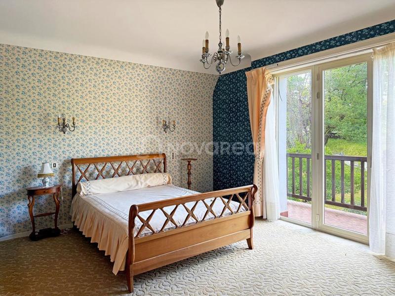 Maison - 241 m² - 8 pièces