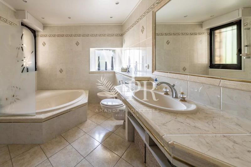 Maison - 500 m² - 9 pièces