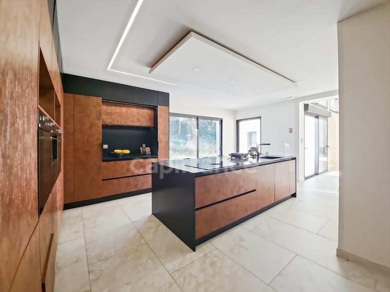 Maison - 225 m² - 7 pièces