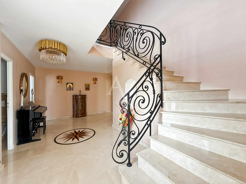 Maison - 328 m² - 8 pièces