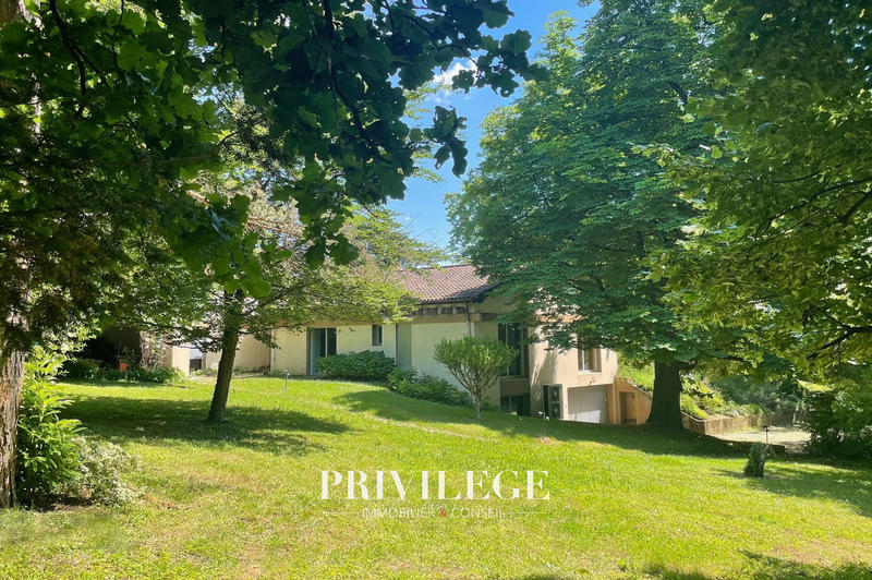 Maison - 250 m² - 7 pièces