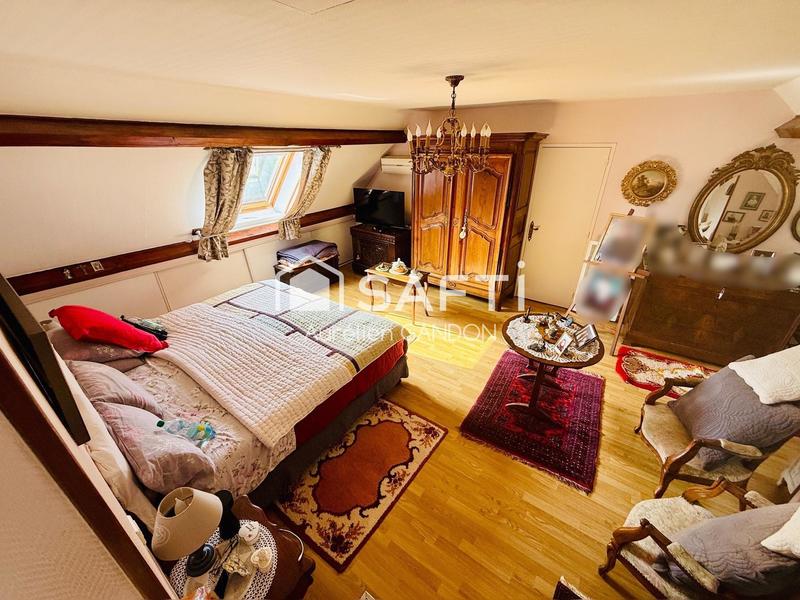 Maison - 238 m² - 9 pièces