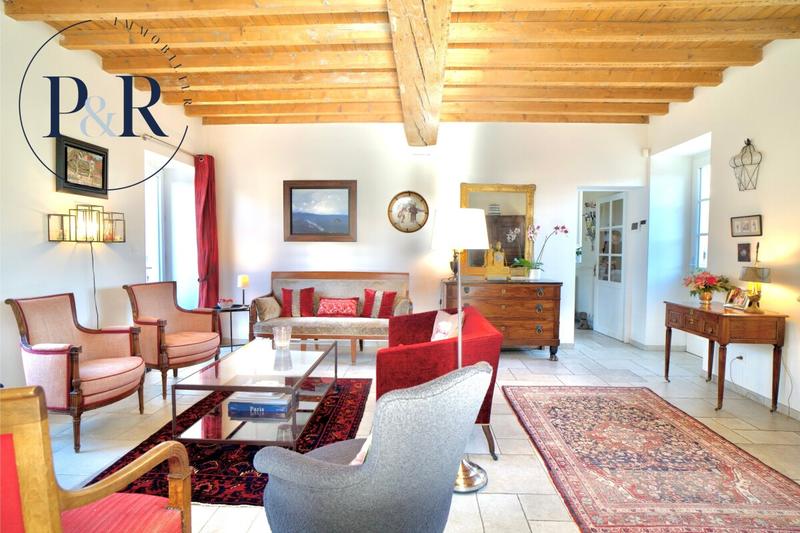 Maison - 222 m² - 8 pièces