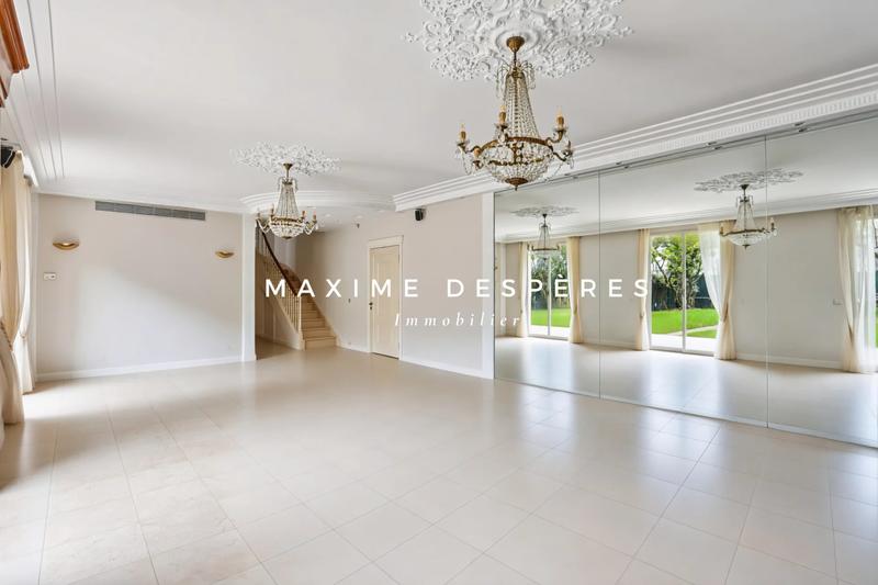 Appartement - 234 m² - 7 pièces