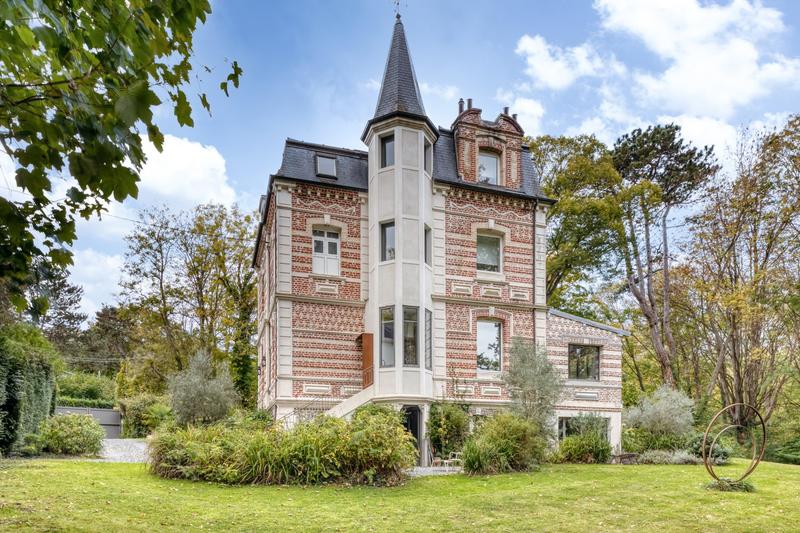 Maison - 313 m² - 13 pièces