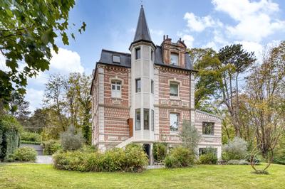 Maison - 313 m² - 13 pièces