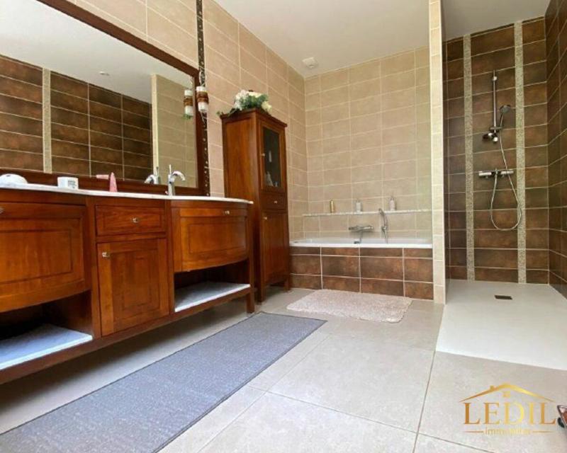 Pavillon - 234 m² - 5 pièces