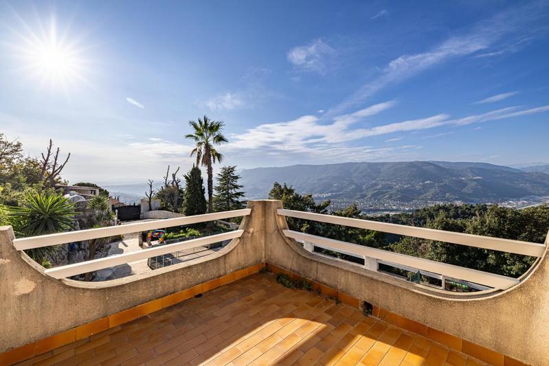 Maison - 242 m² - 5 pièces